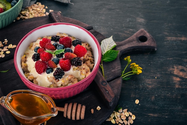 Havermout met yoghurt en bessen Gezonde voeding Op een houten achtergrond Bovenaanzicht Vrije ruimte voor tekst