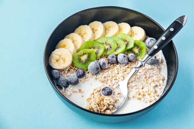 havermout ontbijt bowl fruit groente melk glutenvrij lactosevrij banaan kiwi bes