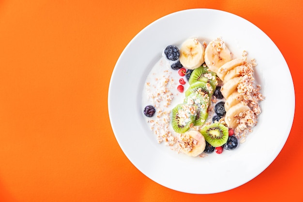 havermout ontbijt bowl fruit groente melk glutenvrij lactosevrij banaan kiwi bes