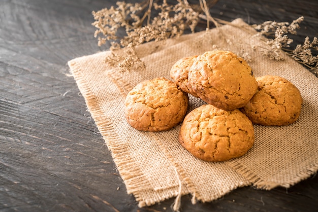 havermout raisin cookies op hout