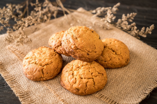 havermout raisin cookies op hout