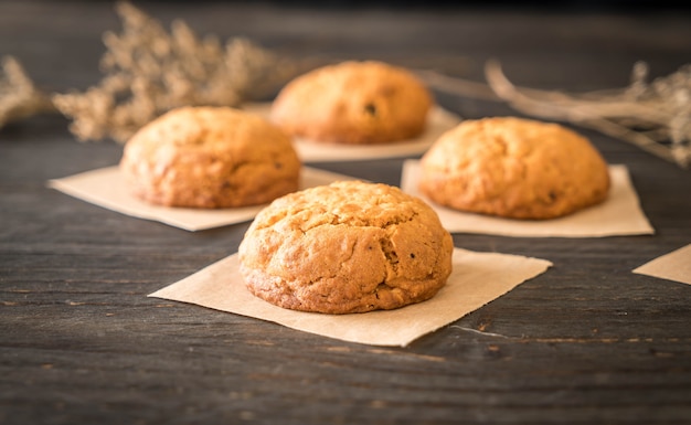 Havermout raisin cookies op hout