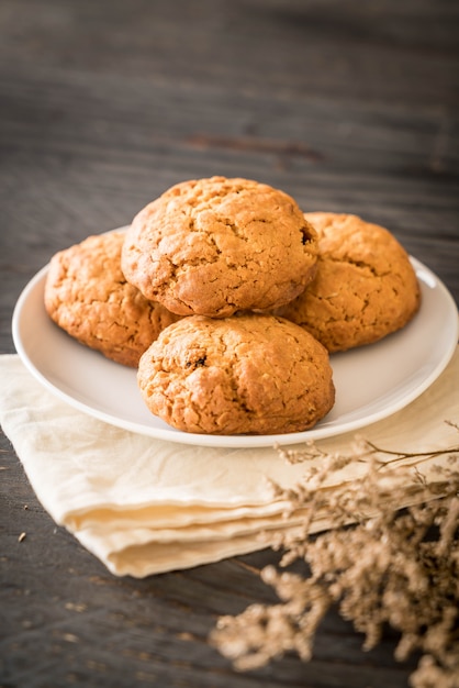 havermout raisin cookies op hout