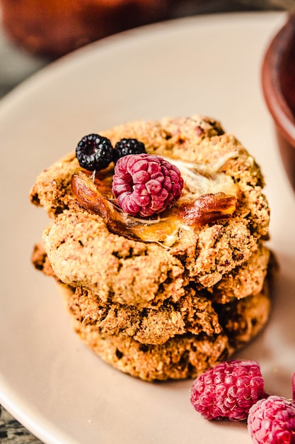 Havermout veganistische koekjes met frambozenjam en dadelkaramel. Detailopname.