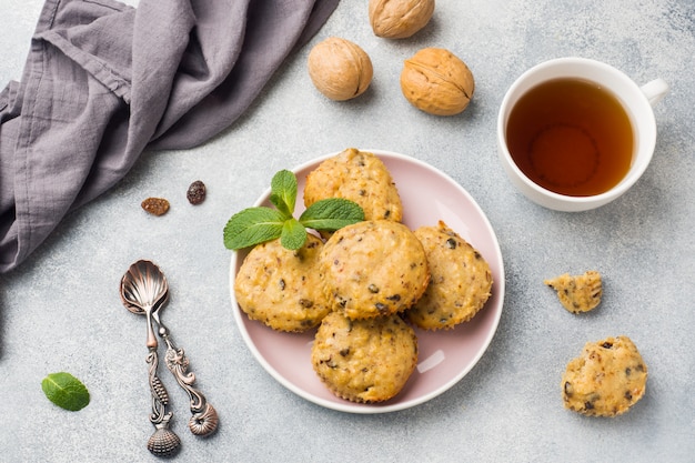 Havermout vegetarische muffins met bosbessen en noten op een plaat. Concept gezond ontbijt.