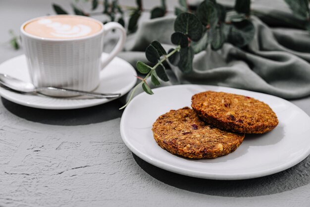 Havermoutkoekjes en een kop koffie.