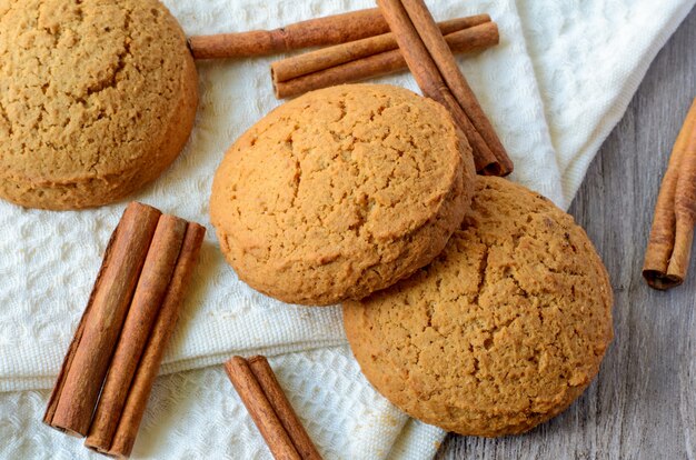 Havermoutkoekjes en kaneelstokjes