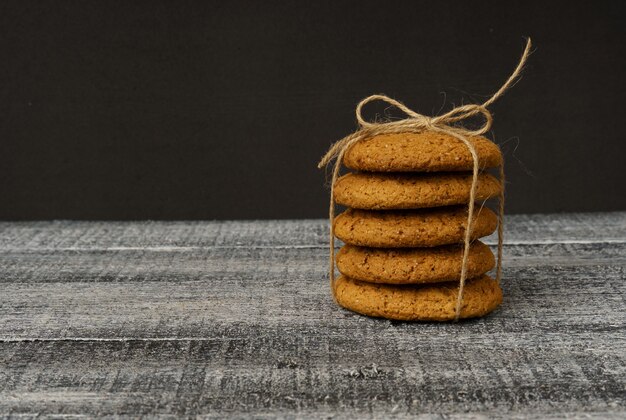 Havermoutkoekjes gebonden met touw op zwarte tafel