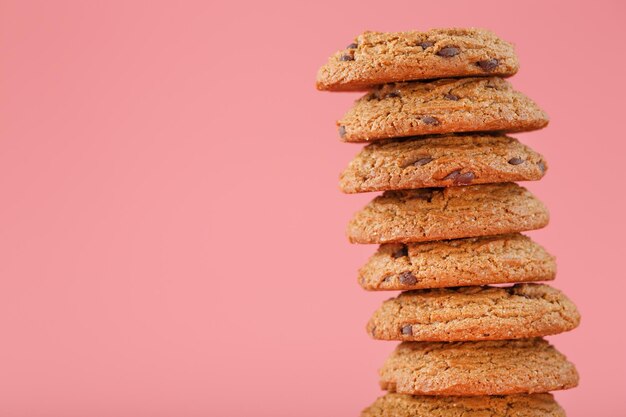 Havermoutkoekjes gestapeld op een roze achtergrond.