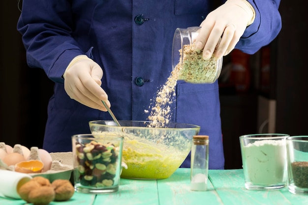 Havermoutkoekjes koken met noten en gekonfijt fruit zoet voedzaam dessert