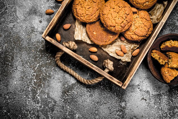 Havermoutkoekjes met amandelen. Op een rustieke achtergrond.