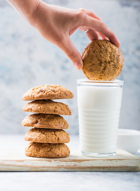 Havermoutkoekjes met amandelmelk. Heerlijke chocoladedieets voor veganisten, gemaakt van natuurlijke ingrediënten.