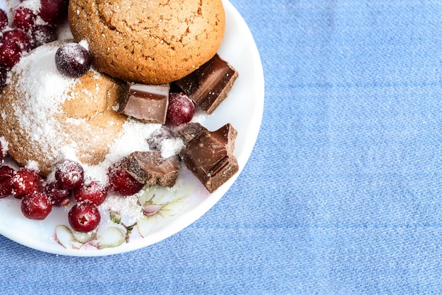 Havermoutkoekjes met bessen en chocolade op een bord zoet stilleven