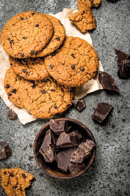 Havermoutkoekjes met chocolade in een kom. op een rustieke achtergrond.