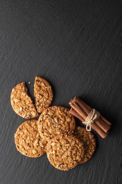 Foto havermoutkoekjes met granen en kaneel op een stenen ondergrond