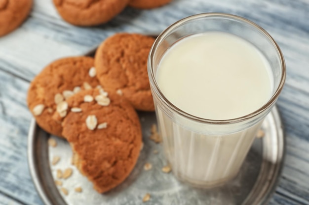 Foto havermoutkoekjes met melk op dienblad close-up