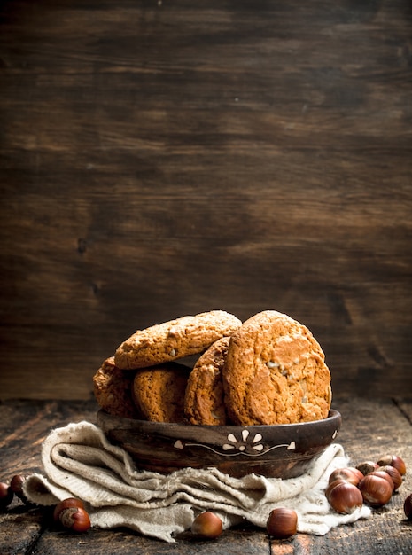 Havermoutkoekjes met noten. Op een houten achtergrond.