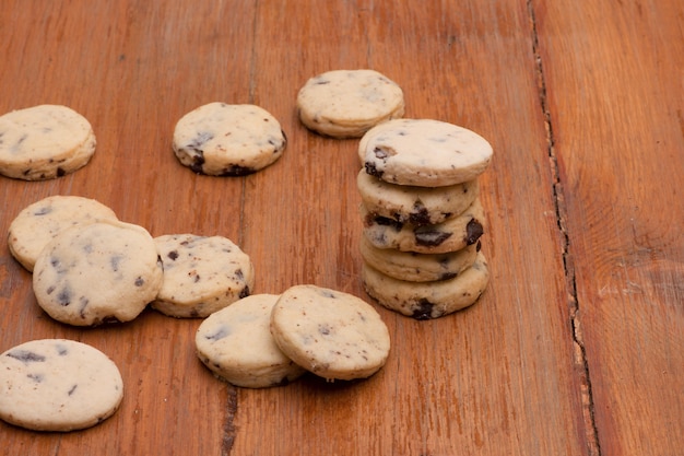 Havermoutkoekjes met rozijnen op houten oude planken