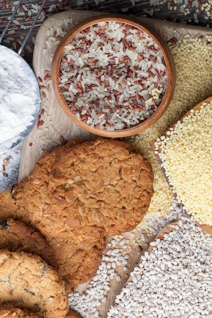 havermoutkoekjes met toevoeging van gedroogd fruit en diverse soorten noten, waaronder pinda's, tarwe-havermoutkoekjes met pinda's