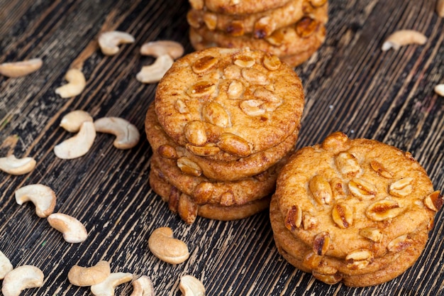 Havermoutkoekjes met toevoeging van gedroogd fruit en diverse soorten noten waaronder pinda's Tarwehavermoutkoekjes met pinda's