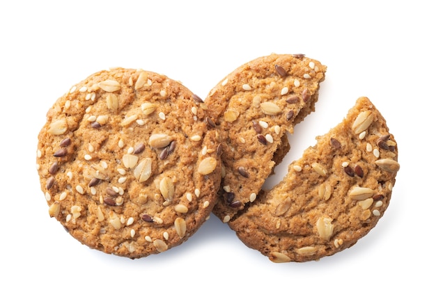 Havermoutkoekjes met verschillende zaden geïsoleerd op een witte achtergrond, bovenaanzicht