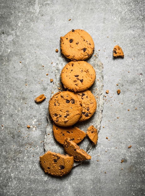 Havermoutkoekjes op een stenen standaard. Op de stenen tafel.