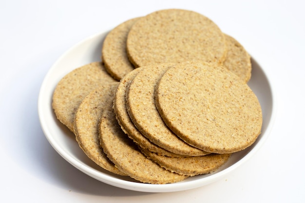 Havermoutkoekjes op een witte achtergrond