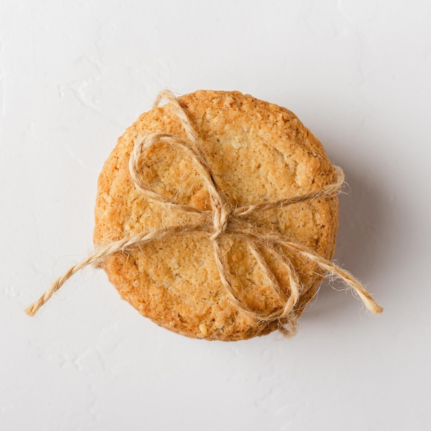 Havermoutkoekjes op een witte achtergrond