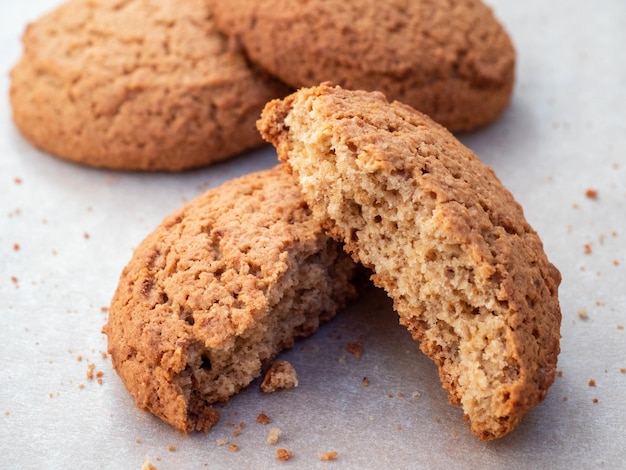 Havermoutkoekjes op licht perkament. Gebroken koekje