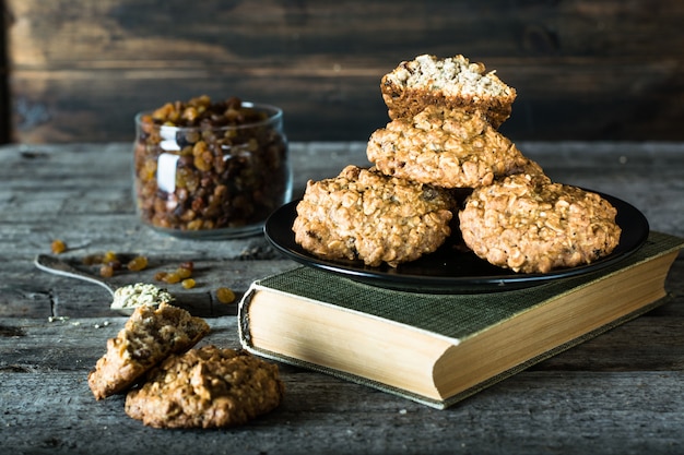 havermoutkoekjes. Tussendoortje. Vegetarisch. Kerstkoekjes. Gezond eten. Ontbijt concept. ra