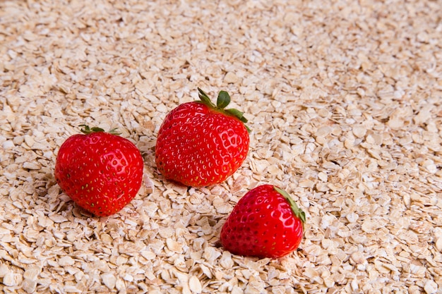 Havermouttextuur met aardbeien, gezond ontbijt