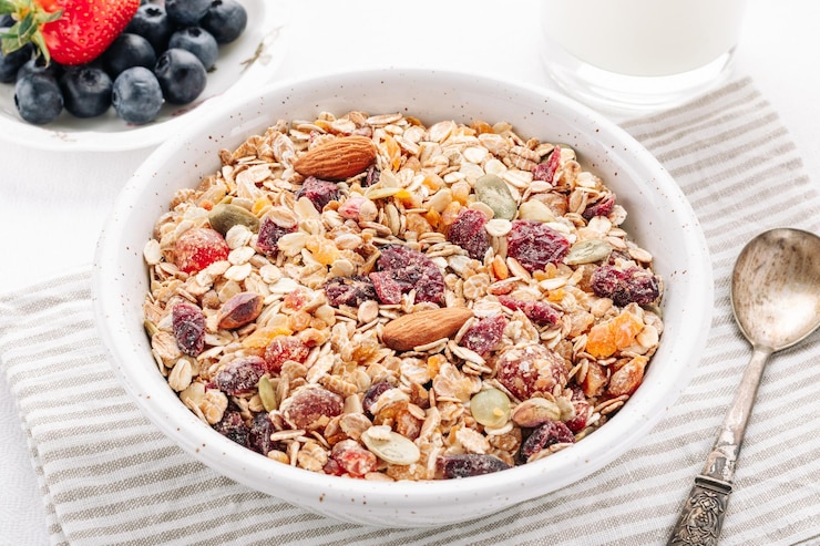 Foto havermuesli met noten gedroogde bessen en zaden in een kom voor een gezond ontbijt