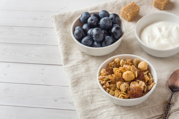 Havervlokken, korrels en notenmuesli met bosbessen. Het concept van gezond eten, ontbijt.