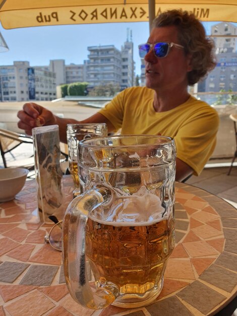 写真 ニコシアのエレフテリアス広場でビールを飲む