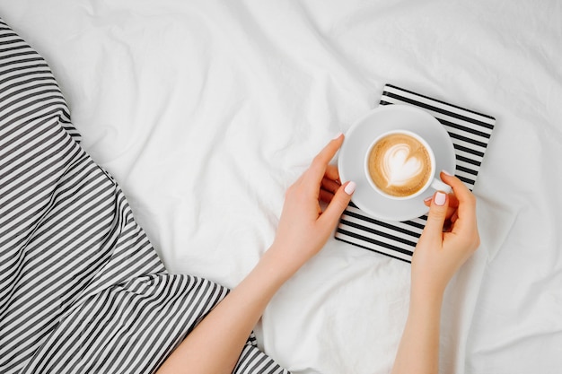 ベッドでコーヒーを飲む