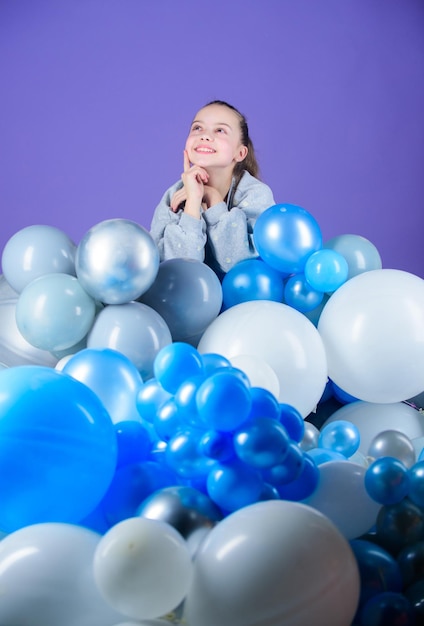 楽しんでいる 風船のテーマパーティー 気球の間の女の子 誕生日パーティー 子供の日 のんきな子供時代 私にとってのすべての風船 幸せ ポジティブな感情 気球に夢中