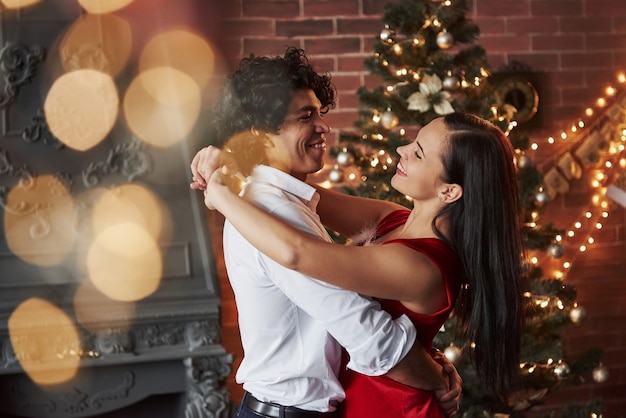 Divertirsi. serata di capodanno danzante. bella splendida coppia trascorrere del tempo insieme.