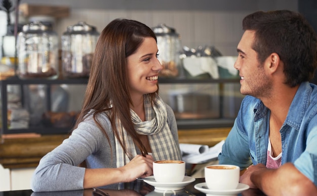 Avere un appuntamento intimo una giovane coppia amorosa in una caffetteria insieme