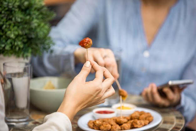 写真 昼食を食べている