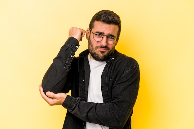 Foto avere un dolore al collo dovuto allo stress massaggiandolo e toccandolo con la mano