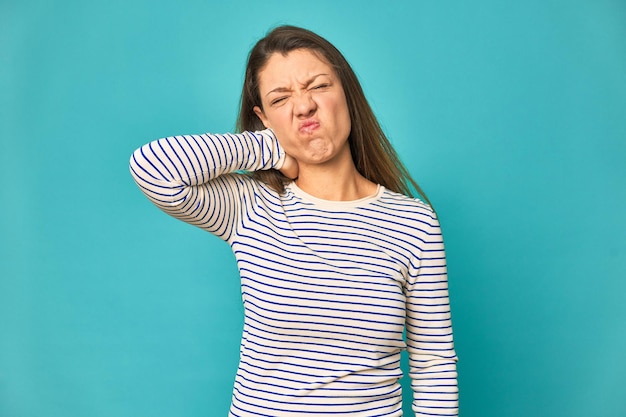 Foto avere un dolore al collo dovuto allo stress massaggiandolo e toccandolo con la mano