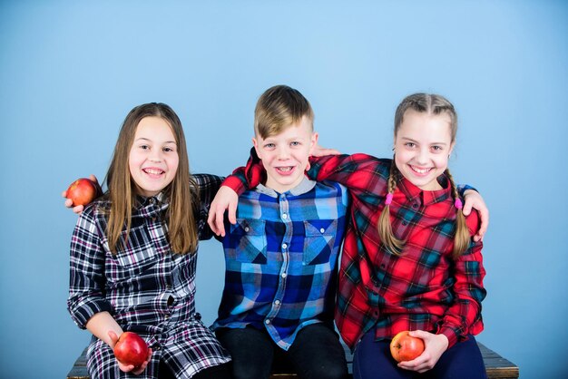 맛있는 간식 먹기 그룹 십대들은 사과를 먹습니다 소년 소녀 친구들은 사과 간식을 먹습니다 건강한 간식을 먹는 십대 건강한 다이어트와 비타민 영양 과일을 먹고 건강해집니다 학교 간식 시간