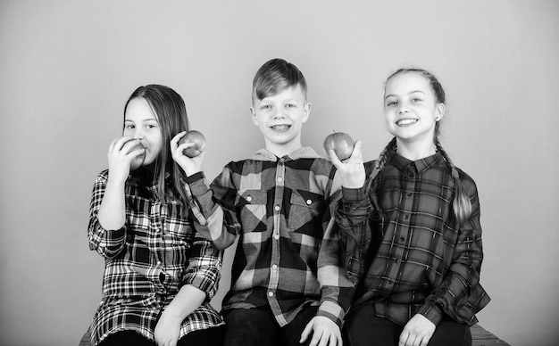 맛있는 간식 먹기 학교 간식 시간 소년과 소녀 친구들은 사과 간식을 먹습니다. 건강한 간식을 먹는 십대들 사과 과일에는 많은 이점이 있습니다. 비타민 영양 개념 과일을 먹고 건강하십시오