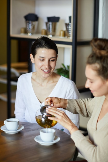 写真 カフェでお茶を飲む