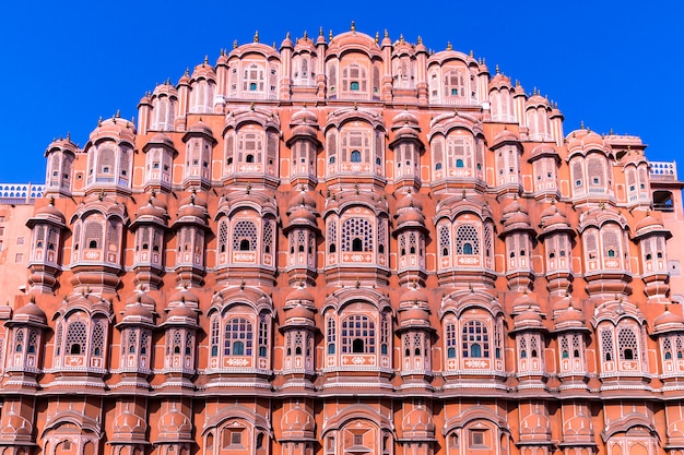 ハワマハル、ジャイプール、インド、ラジャスタン、ジャイプールのマハラジャの宮殿複合体の5層のハーレムの翼は、風の宮殿、クリシュナの冠の形のピンク色の砂岩で構築されています