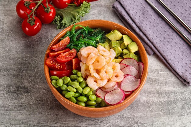 Photo hawaian cuisine poke with cocktail shrimps