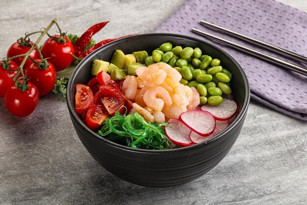 Photo hawaian cuisine poke with cocktail shrimps