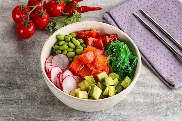 Foto cucina hawaiana poke con riso al salmone chuka avocado