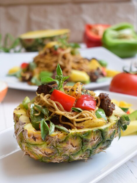 Photo hawaian pasta spagetti served in the pineapple