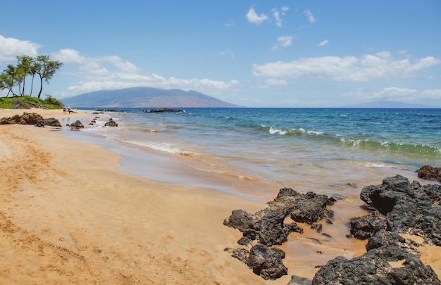 ハワイのビーチ穏やかな海のビーチの背景砂と海の水自然の海の夏の熱帯のビーチ